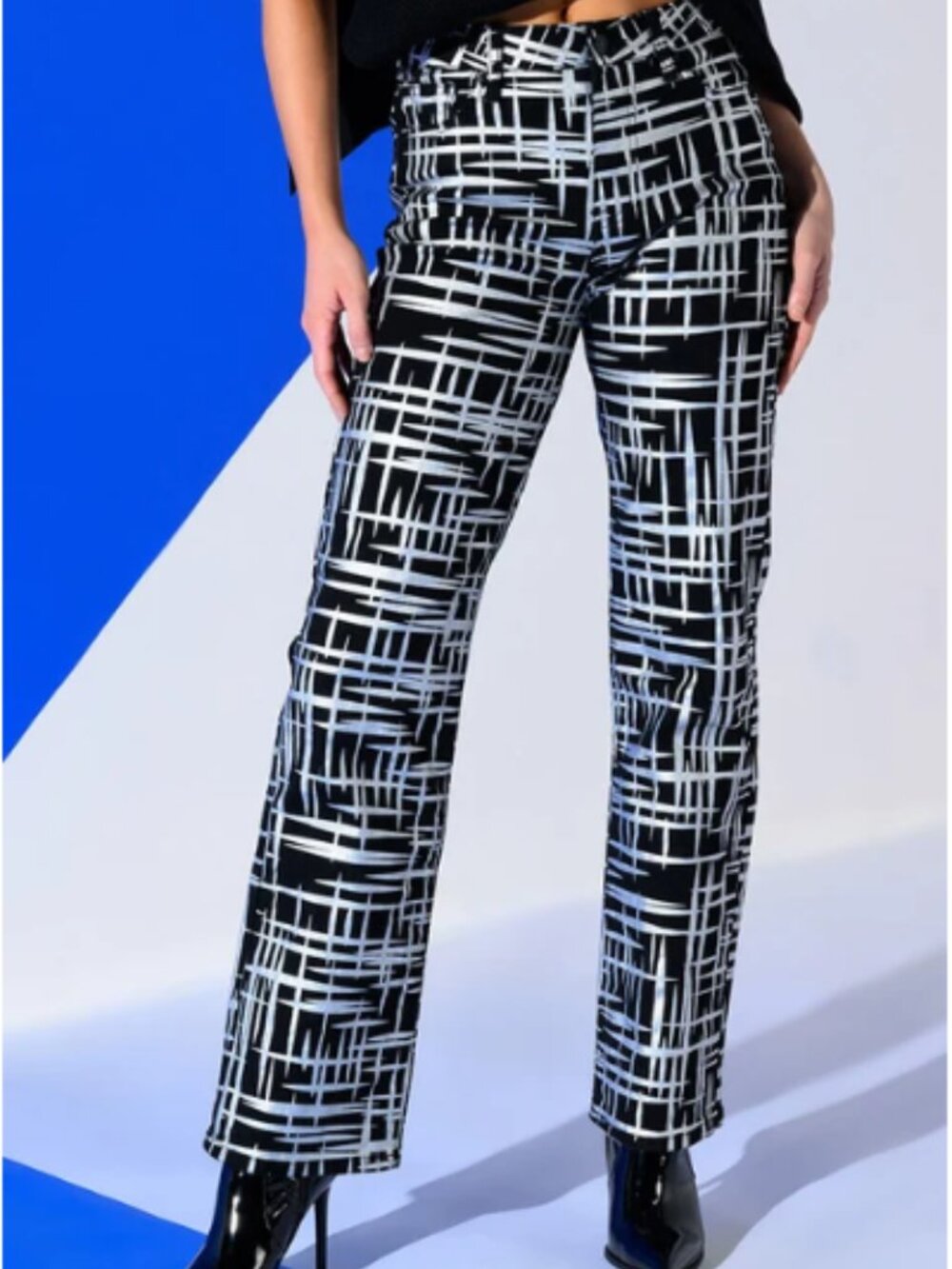 Akira Women's Something Different Metallic Detailed jeans - ***Size 15***